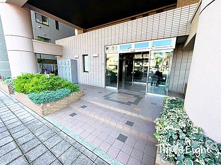 マンションエントランス前は大きく屋根があり、雨の日も余裕をもって傘をさすことができます♪ホテルライクなメインエントランスです。◆0120-1919-80◆