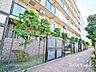 外観：マンション周辺には植栽があるだけでなく、ちょっと休憩できるベンチまで設置されています♪東綾瀬公園まで歩いてすぐで、ワンちゃんのお散歩スポットになっています。近くには昔ながらの駄菓子屋さんも♪