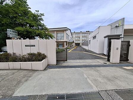 第二小学校まで徒歩10分(約762m)お子様も無理なく通えます。