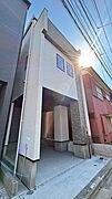 落ち着いた住宅街に佇む、洗練されたデザインの外観。 ビルトイン車庫は大切なお車を雨風から守るだけでなく、荷物の積み下ろしにも便利です。 暮らしの質を高めるこだわりが外観からも伝わります。