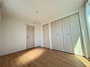 二面採光で風通しの良い居室空間。壁一面のクローゼットは収納力があり、お部屋を広く使えます。テレワークスペースとしても活用できる静かな環境。自分だけの時間を大切にできる、プライベートな場所です。