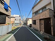 現地前面道路を撮影。空が広く感じられる開放感があり、周辺の街並みや道路状況も現地で確認できます♪