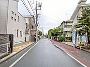 整った街並みが広がる前面道路。落ち着いた住環境で穏やかな暮らしが叶います♪