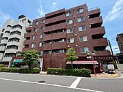 赤レンガ調の外観が印象的なマンション♪目黒駅徒歩5分の立地に位置し、通勤やお出かけにも便利な住環境が整っています！