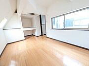 勾配天井が空間に広がりを演出する洋室。窓からやさしい光が差し込み、ゆったりとした時間を過ごせる居心地の良い一室です♪