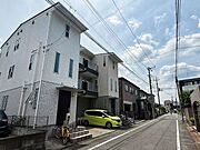 前面道路から建物全体を望める外観写真。街並みに調和した佇まいで、周辺環境と合わせて現地の雰囲気も確認できます♪