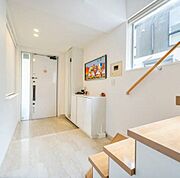 ゆとりを感じる玄関ホールは収納付きで、住まいの第一印象もすっきり。毎日の外出や帰宅が気持ちよく迎えられる空間です！