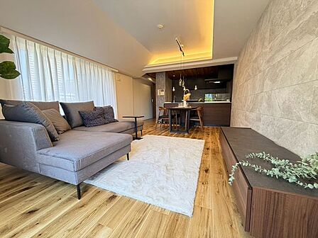 落ち着きのあるカラーリングで統一された上質なリビング!大きな窓から明るい自然光が広がり、季節の移ろいを感じながらご家族でゆったりと憩う至福の時間を創り出します♪