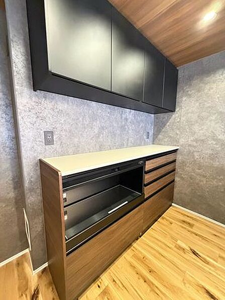 キッチン背面に備え付けられたスタイリッシュなカップボード!十分な収納力と作業スペースを確保し、食器や調理家電をすっきり整理整頓して美しいキッチン空間を維持できます!