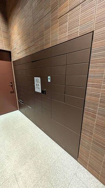 宅配ボックスを設置しており、不在時でも荷物を受け取りやすい環境です。ネットショッピングを利用する方にも便利な、現代の暮らしにうれしい設備です。