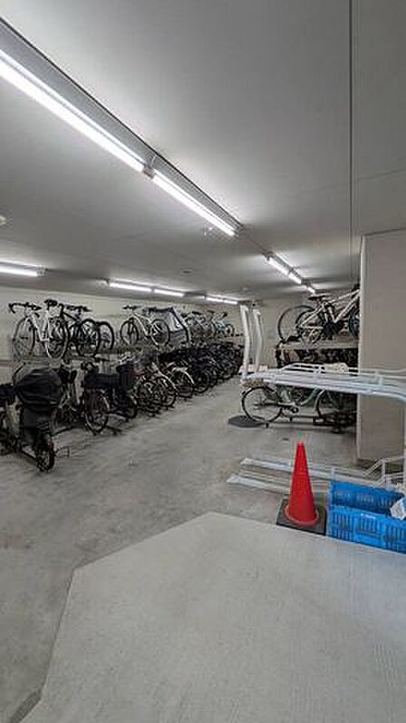建物内に設けられた駐車場は、天候の影響を受けにくい屋内型。雨の日でも車への乗り降りがしやすく、日常の移動をスマートに支えます。愛車を身近に置けることも、暮らしの安心につながります♪