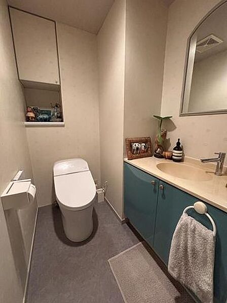 手洗いスペースを備えたトイレは、落ち着いた色合いでまとめられています♪毎日使う場所をすっきり保ちやすく、来客時にも使いやすい独立した空間として、日々の快適さをしっかり支えます。清潔感も感じられます。