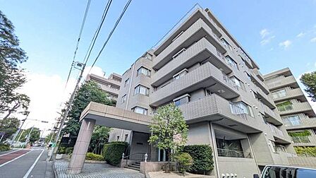 重厚感ある外観とキャノピーが街並みに映える一枚。歩道沿いから建物の表情がしっかり伝わり、住まいへの期待が玄関前から自然と高まります！