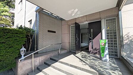 段差を抑えた広めのアプローチと手すり付きの階段がある入口。ご家族みんなが出入りしやすく、毎日の帰宅が気持ちよく始まる玄関まわりです！
