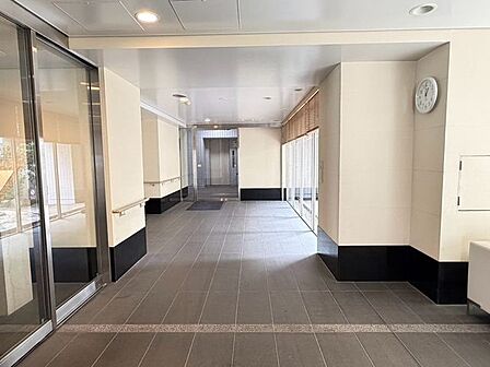 クリーンに保たれた広々とした共用廊下スペースです。管理体制の良さが伺える美しい空間で、毎日気持ちよく行き来することができます!防犯面やプライバシーにも配慮された安心設計の共有エリアです♪