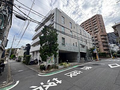 外観：2004年2月築の角部屋住戸！新規フルリノベーション済み。山手線「目黒」駅徒歩圏内、目黒川の桜並木のお散歩を楽しめます。