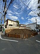 現地は陽当たり良好で、前面道路もゆとりがあります。周辺には低層住宅が多く、開放感のある街並みです。