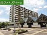 外観：敷地内は平面駐車場です