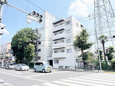 外観：時代の背景にとらわれず、いつの時代も凛とした佇まいが美しいマンションです