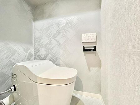 【トイレ】 小さなお子さまも使うトイレだからこそ、掃除のしやすさは大切。床材や壁の素材にも配慮され、日々のメンテナンスがぐっとラクになります