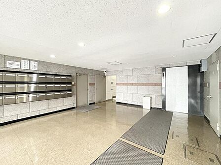 【エントランス】建物の印象を高める洗練された佇まい。