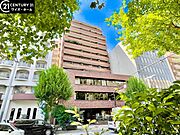【外観】　都心に佇むスマートな外観。洗練された街並みに、静かに映える存在感です。