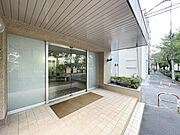 【エントランス】住まいの顔ともいえるエントランスは、上品で洗練された印象に仕上がっています。