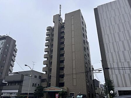 【外観】 すっきりとしたフォルムが印象的な外観。周囲の静けさと調和する、控えめな美しさがあります。
