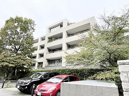 【外観】低層ならではの落ち着きと静けさ