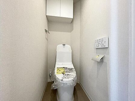 【トイレ】清潔感のあるシンプルで使いやすいトイレです。