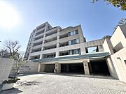【外観】　静かな住宅街に映える、端正なマンション。暮らしの舞台にふさわしい、落ち着きと品格を備えています。