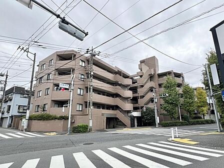 【外観】 静かな住宅街に映える、端正なマンション。暮らしの舞台にふさわしい、落ち着きと品格を備えています。