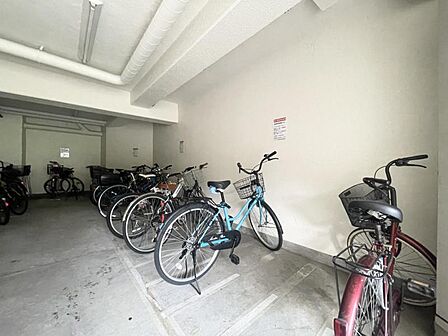 【駐輪場】屋根付きで安心、大切な自転車を守ります