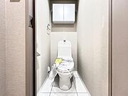 【トイレ】白を基調とした清潔感あふれる空間となっております。