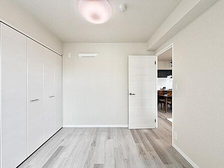 【洋室:5帖】シンプルで温かみのあるデザインで、ゆったりと過ごせます。