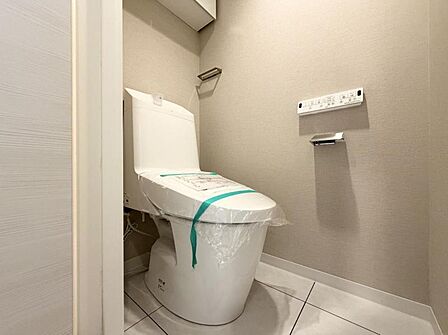 【トイレ】清潔感のあるシンプルで使いやすいトイレです。