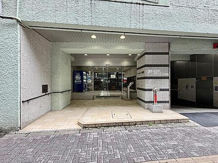 【エントランス】住まいの顔ともいえるエントランスは、上品で洗練された印象に仕上がっています。