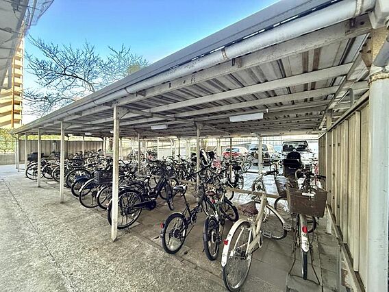 屋根付きの駐輪...