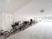 【駐輪場】　屋根付きの駐輪場は雨の日などにとても重宝します