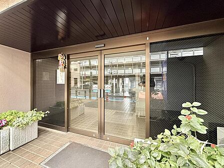 【エントランス】優雅さも感じられる重厚で高級感のあるエントランスです。