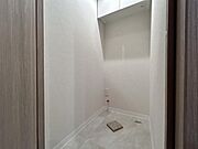 【洗面所】　収納充実の洗面室。タオル類や洗濯洗剤などの収納に大活躍してくれます。
