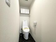【トイレ】清潔感のあるシンプルで使いやすいトイレです。