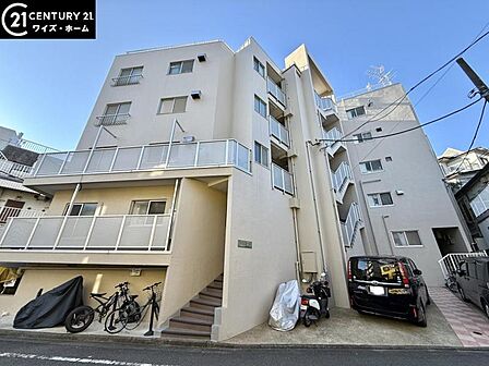 【外観】街並みに溶け込みながら確かな個性を放つ