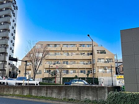 【外観】落ち着いた色合いで、周囲の街並みに馴染む外観です。