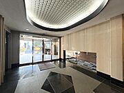 【エントランス】清潔感のある明るいエントランスが、毎日の帰宅を心地よく迎えてくれます。