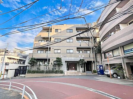 【外観】　閑静な住宅街に佇む、品のあるマンション。街のすっきりとしたフォルムが印象的な外観。周囲の静けさと調和する、控えめな美しさがあります。