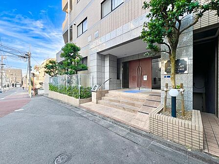 【外観】　洗練された街に溶け込む外観。都市の中で、心地よい暮らしを支える存在です。