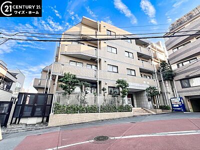 外観：【外観】　静かな住宅街に映える、端正なマンション。暮らしの舞台にふさわしい、落ち着きと品格を備えています。