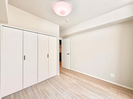 【洋室:5.6帖】 一日の疲れをいやしてくれる主寝室。時を忘れて過ごす場所として過ごせるお部屋です