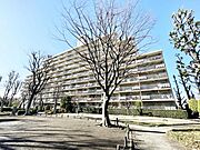 【外観】　静かな住宅街に映える、端正なマンション。暮らしの舞台にふさわしい、落ち着きと品格を備えています。